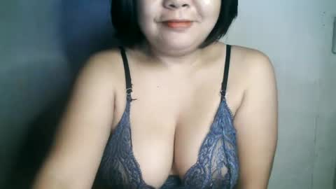 Snapshot of crystal_april chatting on January 16, 11:27 pm Crys online show from January 16, 11:27 pm