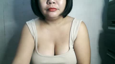 Snapshot of crystal_april chatting on February 4, 2:39 am Crys online show from February 4, 2:39 am