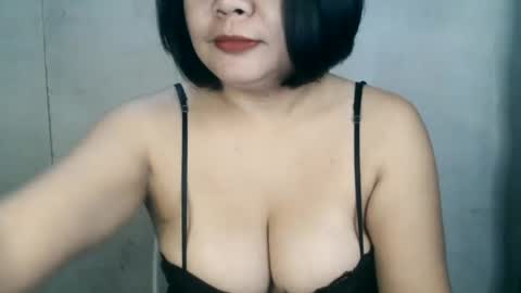 Snapshot of crystal_april chatting on January 29, 1:48 am Crys online show from January 29, 1:48 am