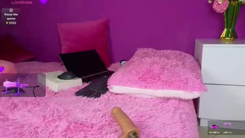 Snapshot of crystal_rouge chatting on September 25, 2:05 pm crystal_rouge online show from September 25, 2:05 pm