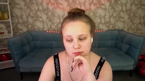 crystallpaws_ online show from March 22, 8:20 am