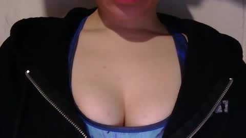 Angela online show from March 4, 6:25 pm