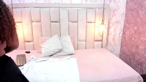 Snapshot of curvy_alyanna chatting on September 13, 12:24 pm Alyanna online show from September 13, 12:24 pm