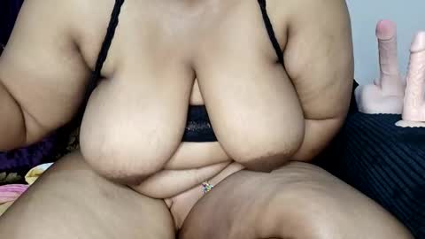 Snapshot of curvy_essie chatting on October 19, 12:23 am Essie online show from October 19, 12:23 am