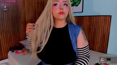 Snapshot of curvy_rousi chatting on October 31, 11:58 am Rosie online show from October 31, 11:58 am