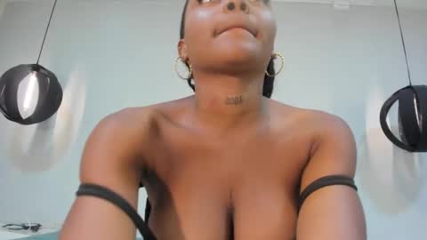cute__mia__ online show from February 18, 8:37 pm