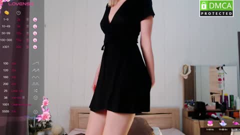 Snapshot of cute_milana chatting on December 22, 12:27 pm Milana online show from December 22, 12:27 pm
