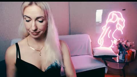 Snapshot of cute_smile_shy chatting on October 9, 7:40 pm cute_smile_shy online show from October 9, 7:40 pm