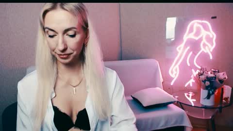 Snapshot of cute_smile_shy chatting on October 2, 8:36 pm cute_smile_shy online show from October 2, 8:36 pm