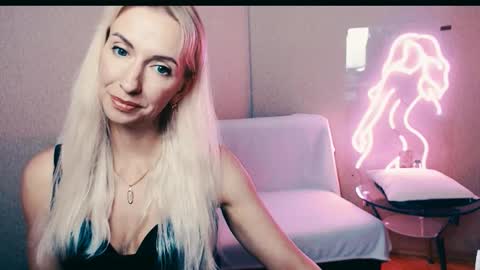 Snapshot of cute_smile_shy chatting on September 19, 7:57 pm cute_smile_shy online show from September 19, 7:57 pm