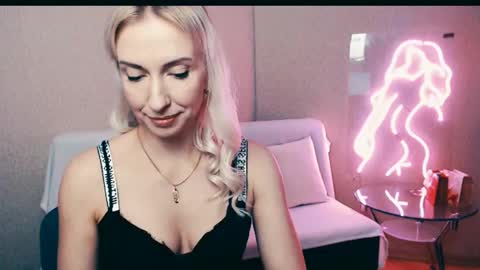 Snapshot of cute_smile_shy chatting on October 28, 8:46 pm cute_smile_shy online show from October 28, 8:46 pm