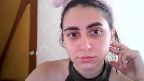 cute_strawberry_ online show from September 12, 6:35 am