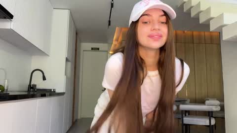 Snapshot of cuteelsa_ chatting on February 5, 4:37 am Elsa online show from February 5, 4:37 am