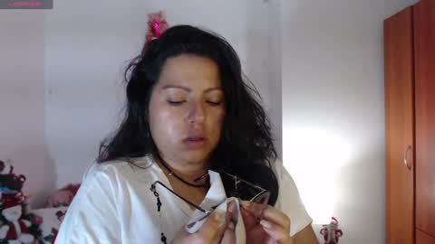 Snapshot of cutejess45 chatting on December 25, 5:37 am tell me jess online show from December 25, 5:37 am