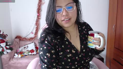 Snapshot of cutejess45 chatting on December 5, 5:39 pm tell me jess online show from December 5, 5:39 pm
