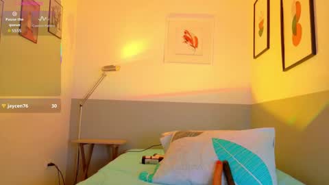 cutepetitee online show from October 1, 11:20 pm