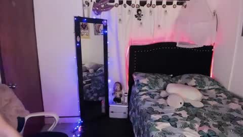 cuteweed420 online show from December 17, 2:12 am