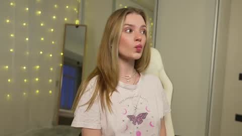 Snapshot of cyberheart_ chatting on January 22, 2:35 pm EMILY online show from January 22, 2:35 pm