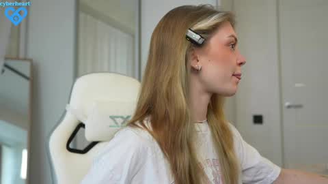 Snapshot of cyberheart_ chatting on February 8, 8:09 am EMILY online show from February 8, 8:09 am