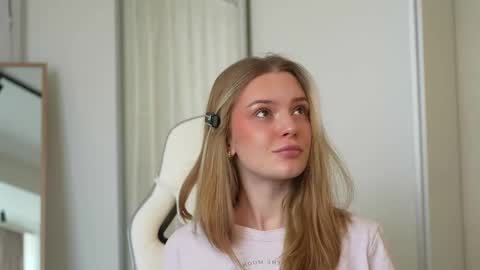 Snapshot of cyberheart_ chatting on February 22, 11:02 am EMILY online show from February 22, 11:02 am