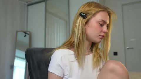 Snapshot of cyberheart_ chatting on September 16, 11:40 am EMILY online show from September 16, 11:40 am