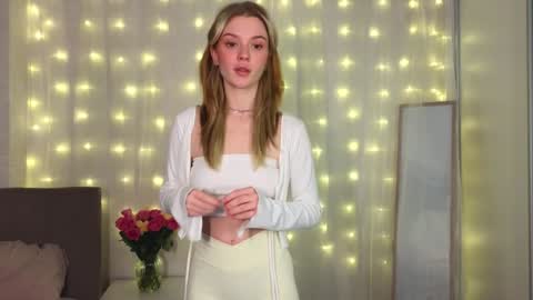 Snapshot of cyberheart_ chatting on December 11, 2:00 pm EMILY online show from December 11, 2:00 pm