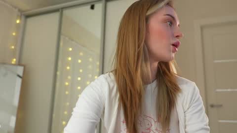 Snapshot of cyberheart_ chatting on January 6, 4:34 pm EMILY online show from January 6, 4:34 pm