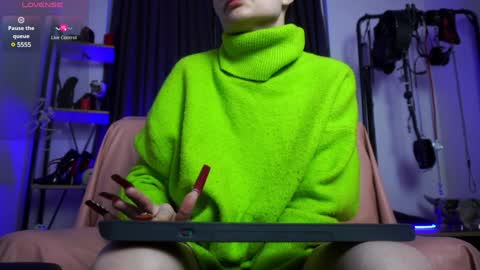 Snapshot of cyberxgoddess_ chatting on December 18, 4:42 am Lily Goddess online show from December 18, 4:42 am