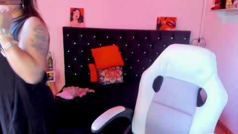 Snapshot of d_martii chatting on January 27, 9:44 pm Mia  online show from January 27, 9:44 pm