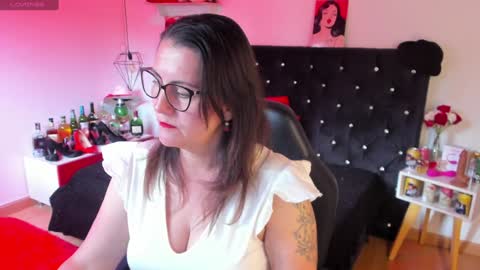 Snapshot of d_martii chatting on February 7, 12:28 pm Mia  online show from February 7, 12:28 pm