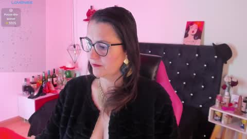 Snapshot of d_martii chatting on February 15, 12:01 pm Mia  online show from February 15, 12:01 pm