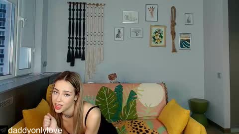 Snapshot of daddyonlyloveme chatting on October 6, 9:19 pm Zoe online show from October 6, 9:19 pm