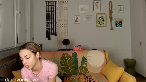 Snapshot of daddyonlyloveme chatting on October 18, 8:32 pm Zoe online show from October 18, 8:32 pm