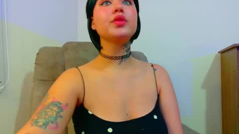 Snapshot of daddys_little_secrett chatting on September 17, 1:47 am Valen online show from September 17, 1:47 am