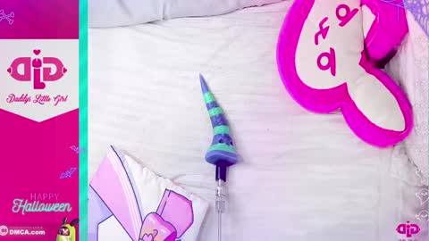 Snapshot of daddyslittlegirl01 chatting on October 30, 12:35 am Im Andrea Nice to see you here I love patterns soo much online show from October 30, 12:35 am