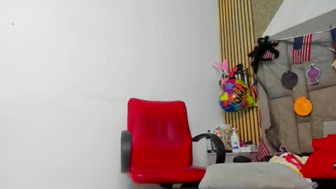 Snapshot of daffnelewis chatting on October 27, 11:28 am daffnelewis online show from October 27, 11:28 am