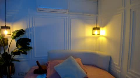 dafne_hillss online show from March 31, 11:10 am