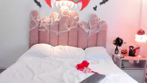 D A I S Y  online show from October 17, 6:33 pm