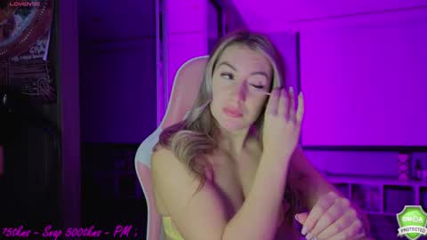 Snapshot of daisydeliciousxx chatting on October 9, 8:51 am DaisyDeliciousxx online show from October 9, 8:51 am