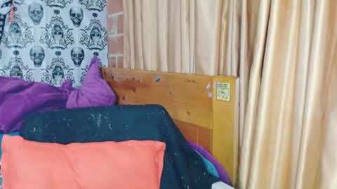 Snapshot of dak_7 chatting on March 9, 9:13 am    --  -- help me reach 100 hands up  online show from March 9, 9:13 am