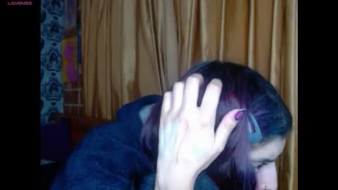 Snapshot of dak_7 chatting on October 25, 4:53 am    --  -- help me reach 100 hands up  online show from October 25, 4:53 am