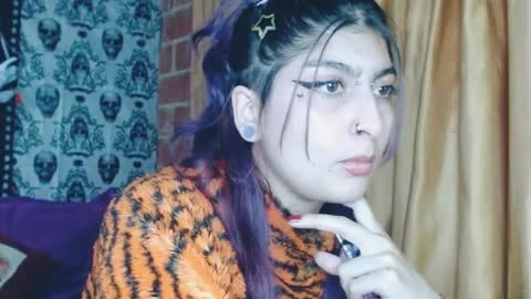 Snapshot of dak_7 chatting on February 20, 11:21 pm    --  -- help me reach 100 hands up  online show from February 20, 11:21 pm