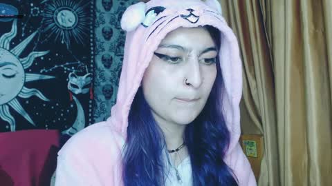 Snapshot of dak_7 chatting on January 22, 4:44 am    --  -- help me reach 100 hands up  online show from January 22, 4:44 am