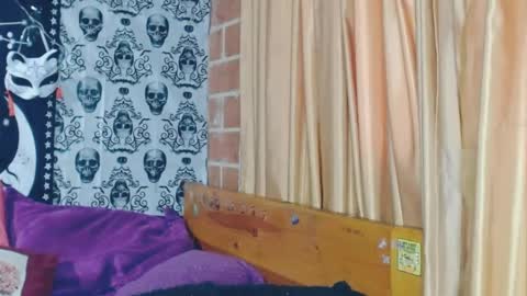 Snapshot of dak_7 chatting on February 13, 11:15 pm    --  -- help me reach 100 hands up  online show from February 13, 11:15 pm