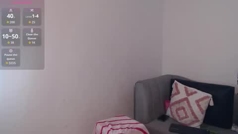 Snapshot of dakota_leen chatting on October 19, 12:12 am online show from October 19, 12:12 am