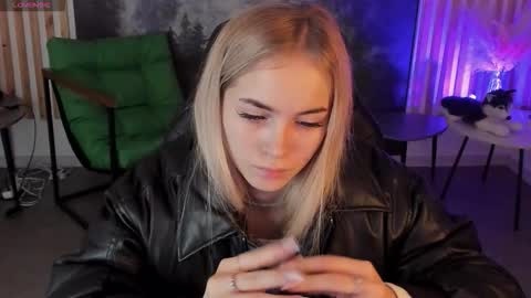 dakotaajohnnson online show from November 6, 9:15 am