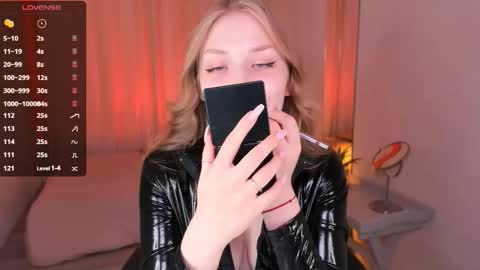 Snapshot of dakotamabs chatting on October 19, 9:44 am Dakota online show from October 19, 9:44 am