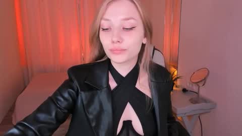 Snapshot of dakotamabs chatting on October 9, 9:35 am Dakota online show from October 9, 9:35 am