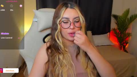 dakottaa__ online show from July 5, 12:06 am