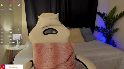 dakottaa__ online show from January 3, 11:12 pm